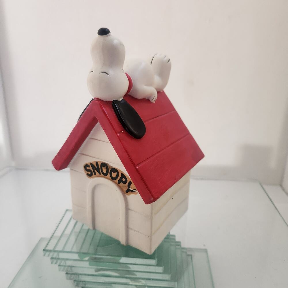 Vintage Snoopy Dog House Coin bank